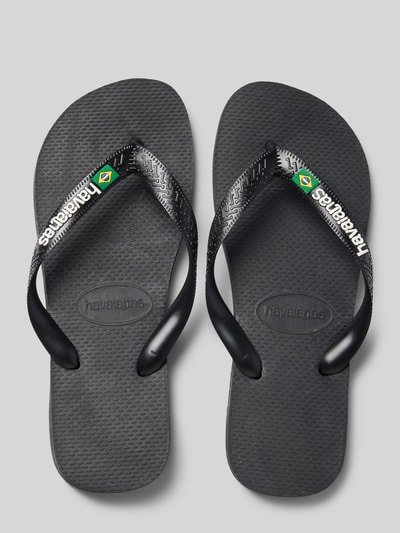 Produktfoto, schwarze Slippers mit Logo-Detail Modell 'Brasil' von Havaianas, abgerundete Passform, offene Ferse, strukturierte Textur