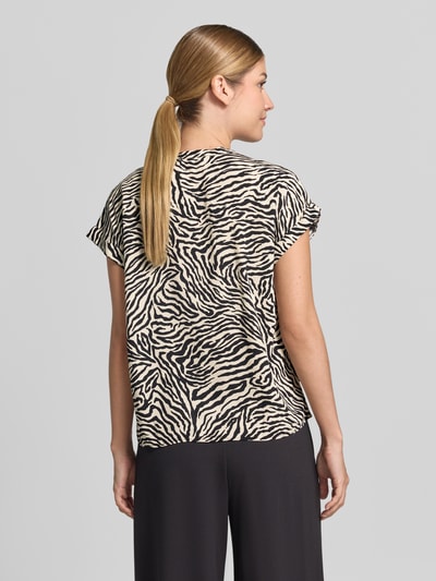 Vrouwenmodel draagt Regular Fit Blouse uit zuiver viscose van zero, all-over dierenprint, serafinohals, met korte mouwen, ruglengte bij maat 36: 42 cm, volledige lichaamsweergave achteraan.
