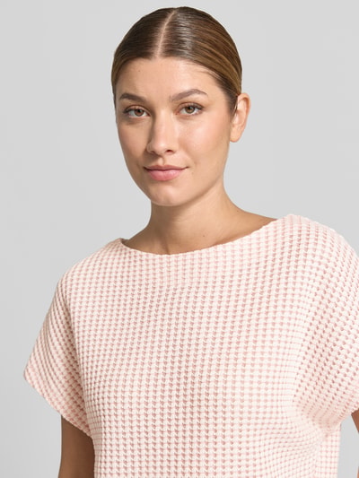Kobiece model prezentuje damski t-shirt Regular Fit T-Shirt aus Baumwoll-Mix model 'Gutina' von OPUS, jasnoróżowy, strukturalna faktura, zbliżenie na górną część ciała