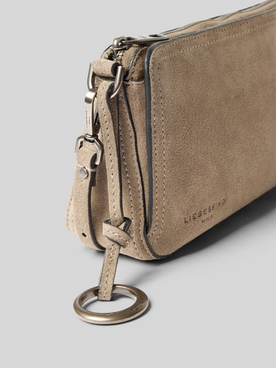 Produktfoto, Crossbody Bag aus echtem Leder Modell 'CLARICE' von LIEBESKIND BERLIN in Beige mit sichtbarem Logo und Metallring, strukturierte Oberfläche, Kontext: Damen Crossbody Bag Hauptfach mit Reißverschluss, Maße 26x14x7 cm, Schulterriemen 128 cm