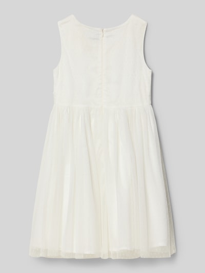 Mädchen trägt Kleid mit Rundhalsausschnitt und Taillenband von Happy Girls aus Tüll in A-Linie, Rückenlänge 79 cm, Ganzkörperansicht Rückansicht.