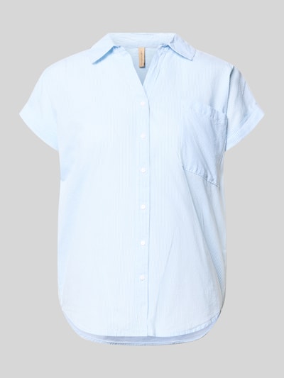Produktfoto, Regular Fit Bluse mit Brusttasche Modell 'DINAH' von Soyaconcept aus reiner Baumwolle in Hellblau mit feinen Streifen, Hemdblusenkragen und V-Ausschnitt, dezente Textur, Rückenlänge 61 cm, Ärmellänge 2 cm.