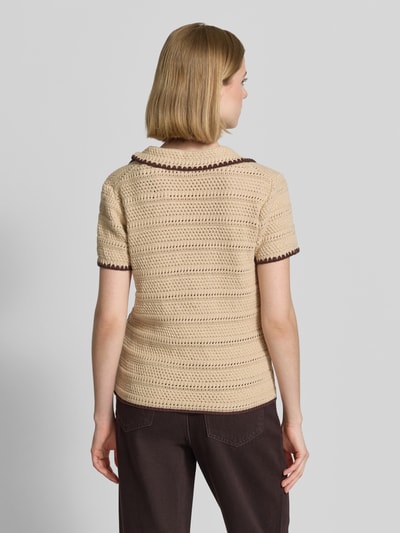 Frauenmodel trägt T-Shirt in Strick-Optik mit Polokragen und Kontrastkante von Stefanel in Beige und Braun, Baumwolle, Straight Fit, Ganzkörperansicht Rückansicht.