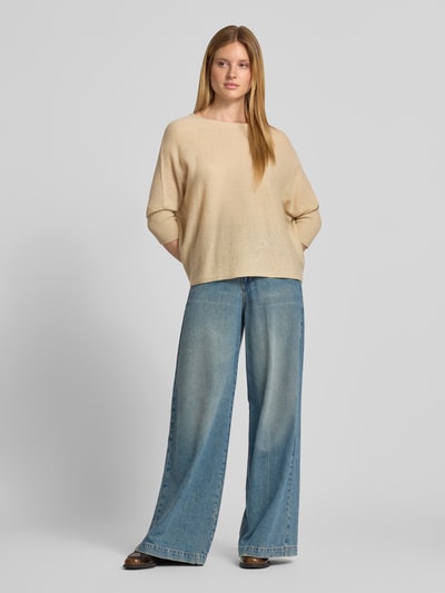 Frauenmodel trägt Strickpullover aus Kaschmir mit 3/4-Arm von JOOP! in Beige, Relaxed Fit, Rundhalsausschnitt, Ganzkörperansicht von vorne.