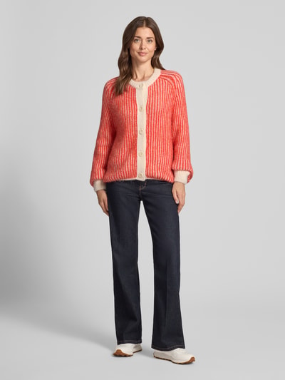 Vrouwenmodel draagt Relaxed Fit Cardigan uit scheerwolmix met alpaca van Lanius, Tricotlook, knoopsluiting, Ruglengte maat 36: 57 cm, Mouwlengte maat 36: 44 cm, Ganzichaam aanzicht van voren.