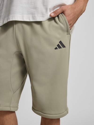 adidas Sportswear Relaxed Fit Sweatpants mit Logo-Print Schilf 3