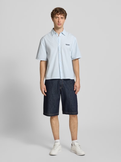 Männermodel trägt Regular Fit Freizeithemd mit 1/2-Arm von REVIEW, hellblau gestreift, reine Baumwolle, Kentkragen, Knopfleiste, Label-Detail, Ganzkörperansicht von vorne