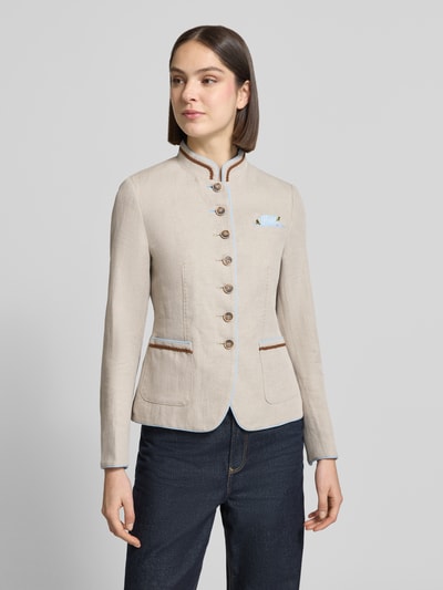 Modelka nosi Slim Fit Blazer aus Leinen-Baumwoll-Mix von WHITE LABEL, jasny beż, nakładane kieszenie, stójka, długość tyłu 58 cm, szerokość w rozmiarze 36: 46 cm, długość rękawów 63 cm, mieszanka lnu i bawełny, listwa guzikowa, krój slim fit, przód, widok całej sylwetki.