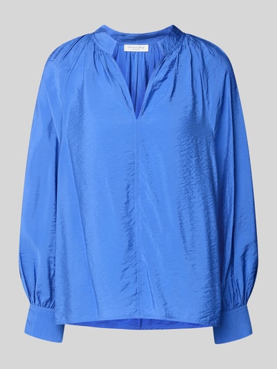 Produktfoto, Bluse aus Viskose-Mix mit Serafino-Ausschnitt von Christian Berg Woman in glänzendem Blau, lockere Passform, Sportmanschetten, Rückenlänge 61 cm und Ärmellänge 64 cm bei Größe 36.
