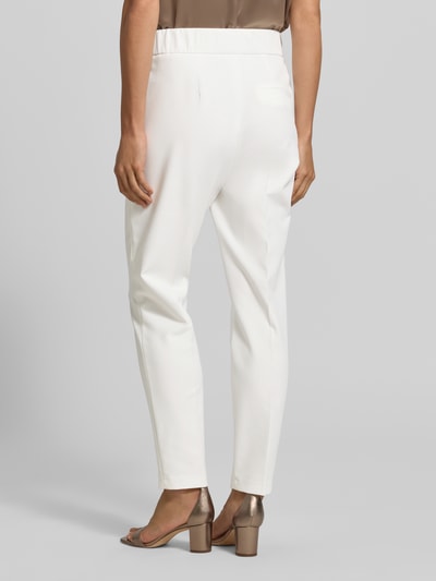 Frauenmodel trägt Regular Fit Schmale Hose mit Bügelfalten von s.Oliver BLACK LABEL, Optik: Unifarben, Materialverarbeitung: Twill, Ganzkörperansicht Rückansicht.