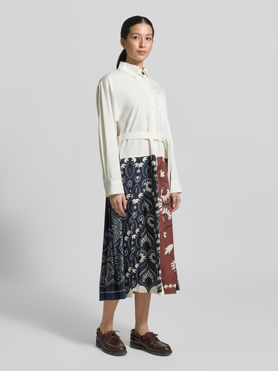 Vrouwenmodel draagt Tailliertes Blusenkleid aus Baumwoll-Mix Modell 'ONDINA' van Weekend Max Mara, unikleuren en all-over print, getailleerde fit, knielang, overhemdkraag, knoopsluiting, lange mouwen met manchetten, borstzak, katoenmix, vooraanzicht volledig