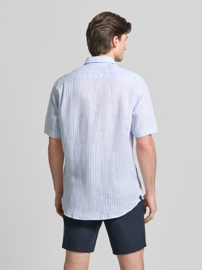 Męski model nosi Regular Fit Freizeithemd aus Leinen od Christian Berg Men, len, kołnierzyk typu button down, listwa guzikowa, brustasza, krótki rękaw, długość tyłu w rozmiarze M: 82 cm, szerokość w rozmiarze M: 52 cm, długość rękawów w rozmiarze M: 28 cm, jasnoniebieskie paski, widok całej sylwetki z tyłu