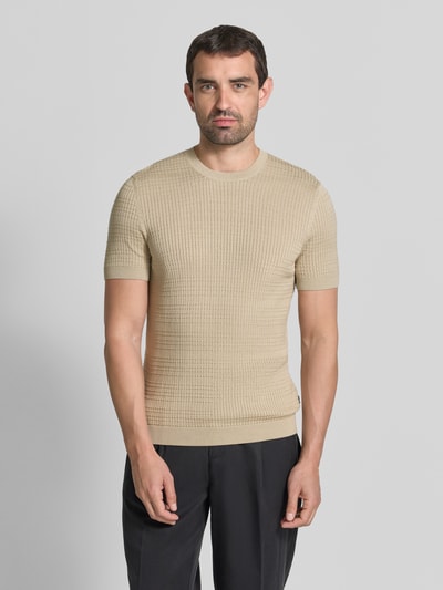 Męski model nosi Strickshirt mit Strukturmuster Model 'Elio' von JOOP! kolekcja, bawełna, krój slim fit, okrągły dekolt, jasny beż, fakturowany wzór, Długość tyłu w rozmiarze M: 67 cm, Ganzkörperansicht von vorne