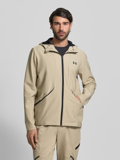 Männermodel trägt Regular Fit Jacke mit Logo-Print Modell 'Unstoppable' von Under Armour im Elastischer-Material-Mix, Ganzkörperansicht von vorne.