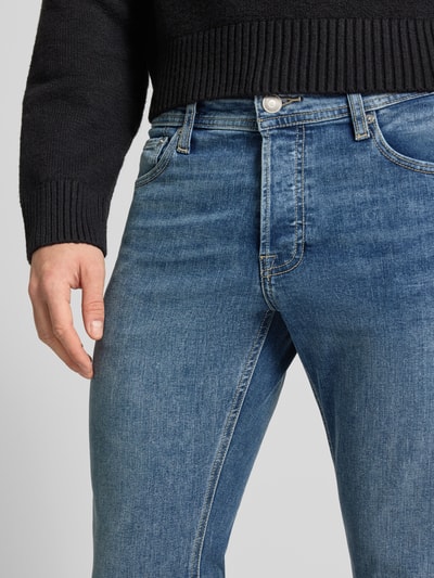 Männermodel trägt Slim Fit Jeans mit 5-Pocket-Design Modell 'GLENN' von Jack & Jones im Bio-Baumwoll-Mix, Nahaufnahme Oberkörper.