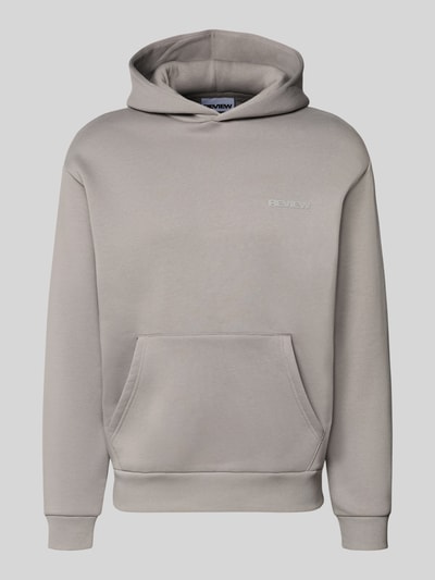 Produktfoto, Regular Fit Hoodie mit Känguru-Tasche von REVIEW aus Baumwoll-Mix in Hellgrau, Kapuze, klare Nähte, glatte Struktur