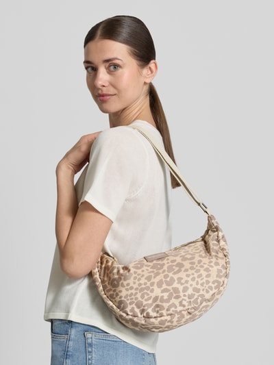 Frauenmodel trägt Handtasche im Allover-Look Modell 'Puffy Adult Fanny Pack' von STUDIO NOOS mit Label-Detail, Reißverschluss und verstellbarem Schulterriemen, Hauptfach, beige-braunes Leopardenmuster, glatte Textur, Breite 37 cm, Länge 20 cm, Tiefe 10 cm, Schulterriemenlänge 70 cm, Ganzkörperansicht Rückansicht.