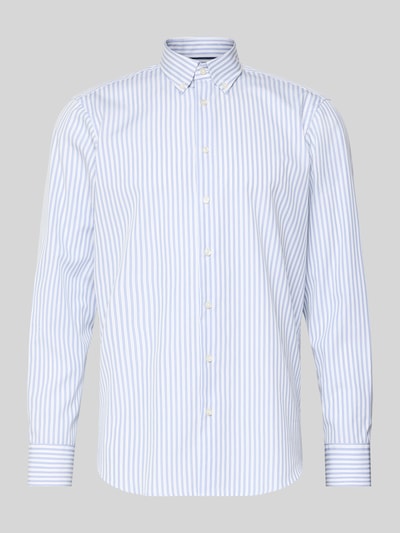 Produktfoto, Regular Fit Business-Hemd mit Knopfleiste von Christian Berg Men, biała bawełna z niebieskimi paskami, krój regular fit, button-down kołnierzyk, długość pleców w rozmiarze 39/40: 78 cm, szerokość w rozmiarze 39/40: 47 cm, długość rękawa w rozmiarze 39/40: 64 cm
