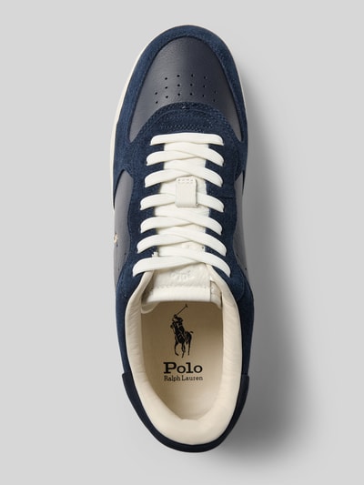 Produktfoto, Sneaker aus echtem Rindsleder von Polo Ralph Lauren in Dunkelblau und Weiß mit glatter und rauer Textur, Herren Schnürschuhe von Polo Ralph Lauren