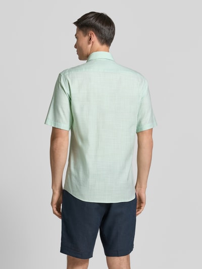 Männermodel trägt Modern Fit Business-Hemd mit Kentkragen von ETERNA aus Baumwoll-Lyocell-Mix, 1/2-Arm, Rückansicht, Ganzkörperansicht.