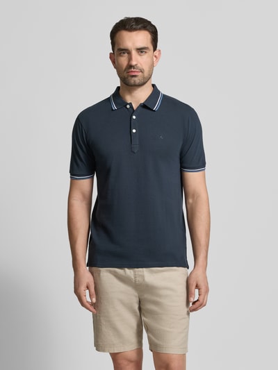 Mężczyzna nosi Relaxed Fit Poloshirt mit Kontraststreifen od Lindbergh, bawełna, kontrastowe paski, listwa z guzikami, label-stitching, długość tyłu w rozmiarze M: 67 cm, widok całej sylwetki z przodu