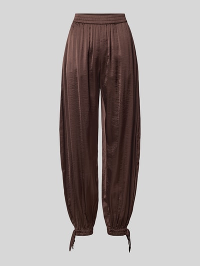 Produktfoto, Loose Fit Stoffhose aus Satin mit Viskose-Anteil von mbyM in Braun, gesmokter Bund, gesmokte Beinabschlüsse mit Schleife, glatte Oberfläche, Damen Stoffhose, Material-Mix, Studioaufnahme auf grauem Hintergrund