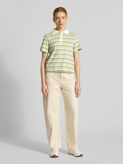 Frauenmodel trägt Regular Fit Poloshirt aus reiner Baumwolle von s.Oliver RED LABEL, mehrfarbig gestreift, Polokragen, kurze Knopfleiste, kurzarm, Feinripp, Ganzkörperansicht von vorne