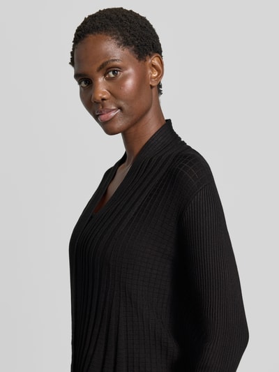 Vrouwenmodel draagt zwarte cardigan uit viscosemix met smalle pasvorm, plooien, Model 'CLAUDISSE' van FREE/QUENT, Nahaufnahme Oberkörper.