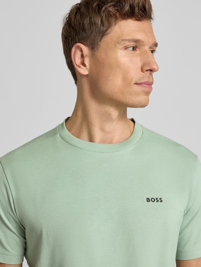 Männermodel trägt Regular Fit T-Shirt aus Baumwoll-Mix van BOSS Green in effen mintkleur met labelprint en ronde hals, Nahaufnahme Oberkörper.