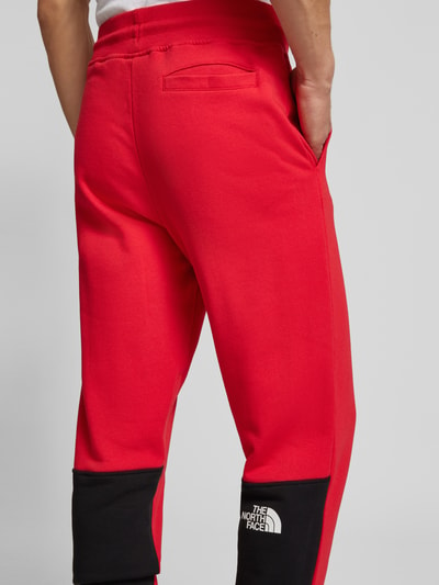 The North Face Sweatpants met labelprint Rood - 3