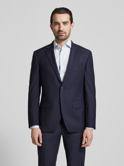 Męski model trägt Slim Fit 2-Knopf-Sakko mit Pattentaschen von HECHTER PARIS, mieszanka żywej wełny z dodatkiem streczu, kołnierz z połami, krój slim fit, kieszenie z patką, długość tyłu w rozmiarze 50: 73 cm, szerokość ramion w rozmiarze 50: 46 cm, długość rękawów w rozmiarze 50: 65 cm, ciemnogranatowy, gładka faktura, pełny widok z przodu