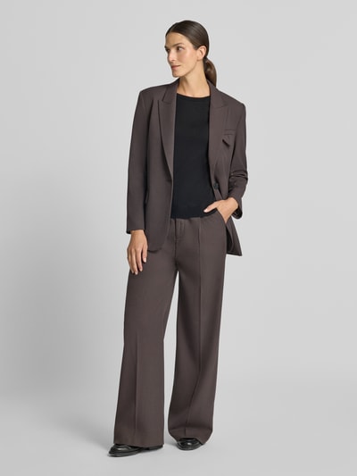 Vrouwenmodel draagt Regular Fit Blazer met Viskose-Anteil van Cph Muse, elastische materiaalmix, Reverskraag, Borstzak, Klepzakken, Ruglengte maat S 72 cm, Borstwijdte maat S 34 cm, Mouwlengte maat S 63 cm, warme bruine tint, zwarte details, zachte textuur, Ganzlichaamsaanzicht van voren.