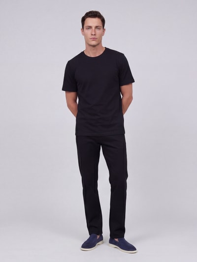 Męski model nosi Regular Fit T-Shirt mit Rundhalsausschnitt von MCNEAL z bawełny, krój regular fit, długość tyłu 67 cm, Ganzkörperansicht von vorne.