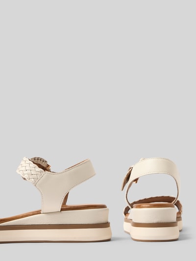 Produktfoto, Sandalen aus echtem Leder in Flecht-Optik von INUOVO in Creme mit abgerundeter Passform, offener Ferse, glatter Sohle, Absatzhöhe 5 cm, Damen Sandalen
