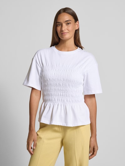 Frauenmodel trägt T-Shirt mit Smok-Details und Rundhalsausschnitt von Jake*s Casual in Weiß aus reiner Baumwolle, Slim Fit, Ganzkörperansicht von vorne