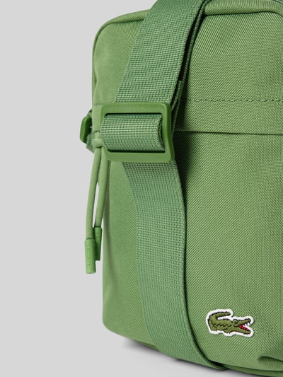 Produktfoto, Umhängetasche mit Logo-Stitching von Lacoste für Herren, Optik: Unifarben, rechteckig, Reißverschluss, Hauptfach, Innenfach, Reißverschlussfach außen, Textur aus robustem Stoff, grüne Farbgebung
