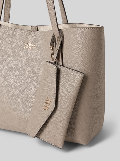 Produktfoto, Tote Bag mit Tragehenkel Modell 'BRENTON' von Guess w beżowym kolorze, faktura skóry, logo, Szerokość w rozmiarze 1: 41 cm, długość: 28 cm, głębokość: 13 cm, długość paska: 60 cm, haczykowe zapięcie, wewnętrzna kieszeń na zamek