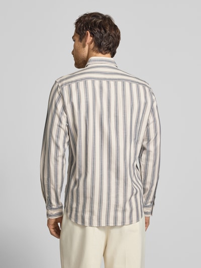 Männermodel trägt Regular Fit Freizeithemd aus Baumwoll-Lyocell-Mix von Marc O'Polo mit cremefarben-blauen Streifen, Ganzkörperansicht Rückansicht. Herren Freizeithemd von Marc O'Polo