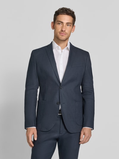 Männermodel trägt Regular Fit Anzugsakko aus Leinen-Mix von s.Oliver BLACK LABEL in Dunkelblau, Reverskragen, 2-Knopf, Ganzkörperansicht von vorne.
