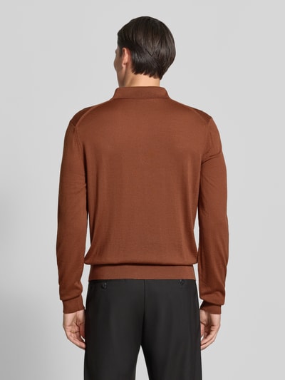 Männermodel trägt Regular fit poloshirt aus reine wol model 'Lancione' von BOSS in bruin, zwarte broek, heren, ganzlichaamsaanzicht rugaanzicht