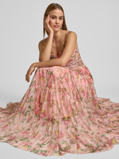 Frauenmodel trägt Midikleid mit floralem Allover-Print von LACE & BEADS, Unterrock, taillierte Passform, Spaghettiträger, Ganzkörperansicht von vorne.