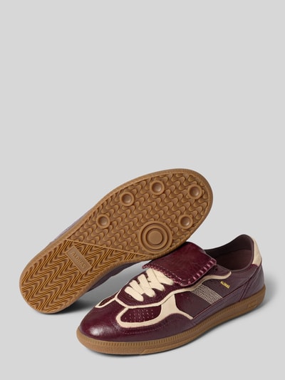 Produktfoto, Sneaker aus Leder mit Logo-Prägung Modell '490 Club Patent' von ALOHAS, dames sneakers, gecoat leer, vetersluiting, reliëflogo, omslag, gestructureerde zool, hakhoogte maat 40: 2 cm, schachthoogte: 6 cm, schachtbreedte: 10 cm