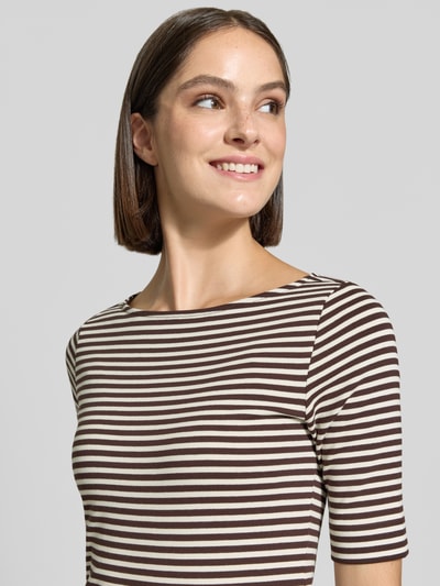 Frauenmodel trägt Slim Fit T-Shirt aus Baumwoll-Mix von zero, braun-weiß gestreift, U-Boot-Ausschnitt, 1/2-Arm, Nahaufnahme Oberkörper.
