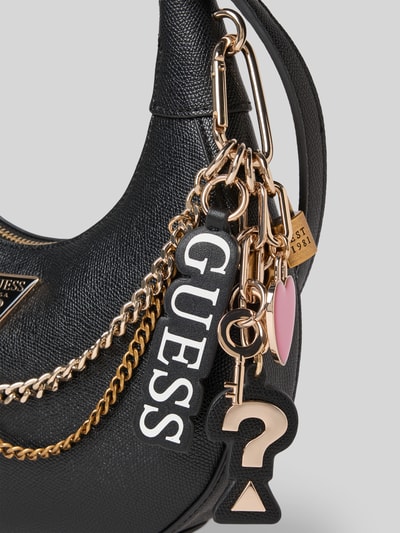 Produktfoto, schwarze Handtasche mit Label-Details Modell 'DAVINA' von Guess, goldfarbene Kettendetails, Struktur-Oberfläche, 23 cm Breite, 23 cm Länge, 4 cm Tiefe, Hauptfach mit Reißverschluss, Tragehenkel, Schulterriemen 60 cm, Innenfach mit Reißverschluss, Damen Handtasche
