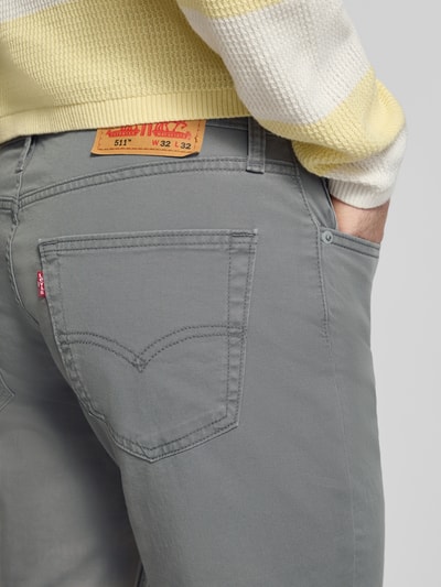 Männermodel trägt Slim Fit Jeans im 5-Pocket-Design Modell '511®' von Levi's®, Baumwoll-Mix mit Stretch-Anteil, Detailaufnahme Rückansicht.