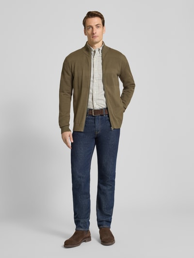 Männermodel trägt Cardigan mit Stehkragen und Reißverschluss von Lindbergh in Khaki, Reine Baumwolle, Regular-Fit, Ganzkörperansicht von vorne.