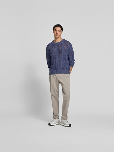 Männermodel trägt Slim Fit Stoffhose mit Tunnelzug von Closed aus elastischem Baumwoll-Mix in Beige, Eingriff- und Gesäßtaschen, Knopf- und Reißverschluss, Ganzkörperansicht von vorne. Innenbeinlänge bei Größe 32/32: 79 cm, Bundweite: 42 cm.