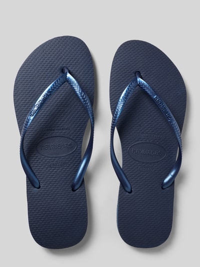 Produktfoto, Zehentrenner in schmaler Passform mit Label-Detail von Havaianas, krój slim fit, metaliczny niebieski, wysokość obcasa 1 cm, kontekst damski