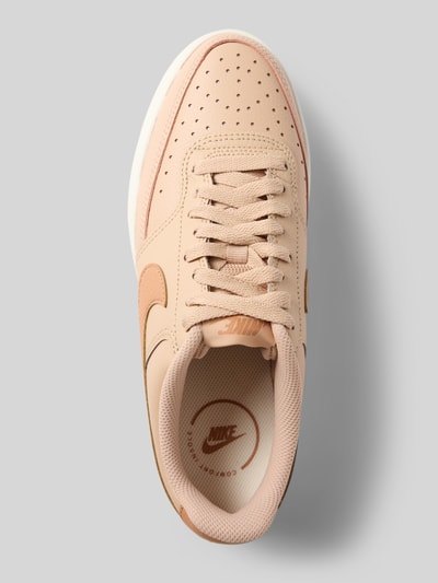 Produktfoto, Sneaker aus echtem Rindsleder Modell 'ALTA' von Nike in Beige mit glatter und perforierter Textur, Damen Sneaker von Nike