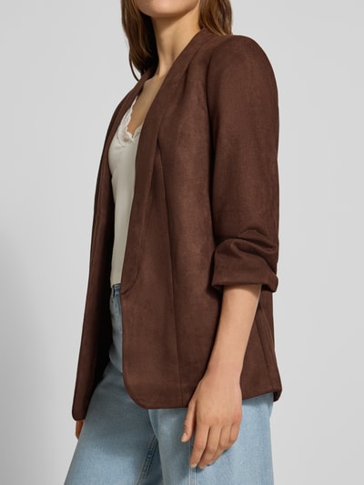 Frauenmodel trägt Regular Fit Longblazer mit 3/4-Arm Modell 'BOSELLA' von PIECES in Dunkelbraun, weiche Textur, Nahaufnahme Oberkörper.